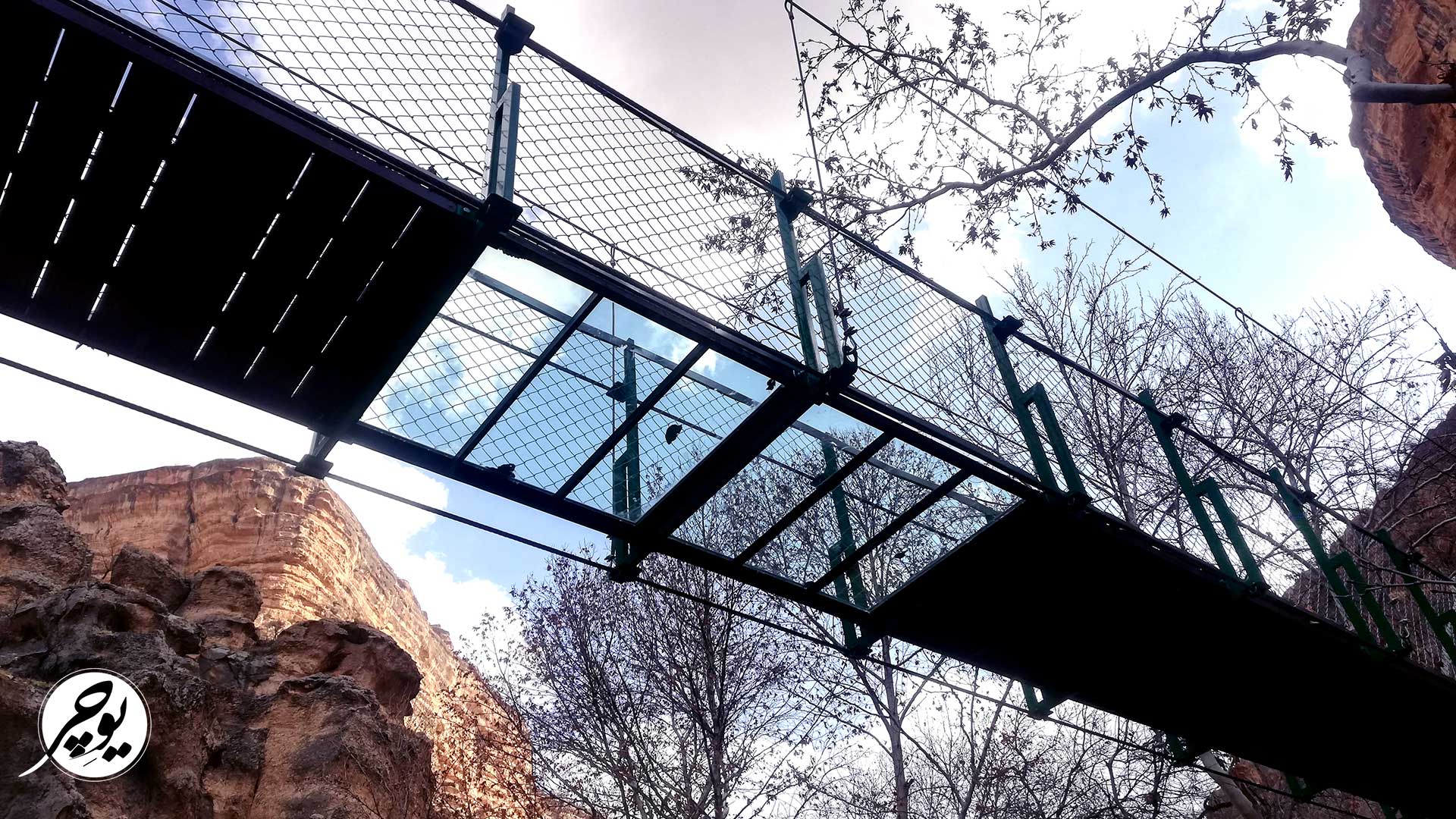 پل معلق فلزی شیشه ای شیرز