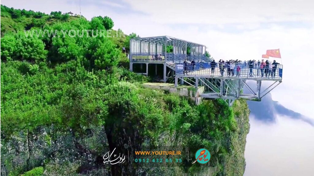 پل معلق در لبه دره