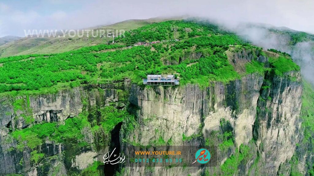 پل معلق در لبه دره