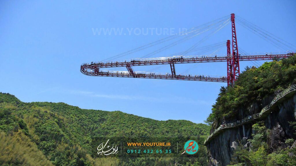 پل معلق شیشه ای نمای دره