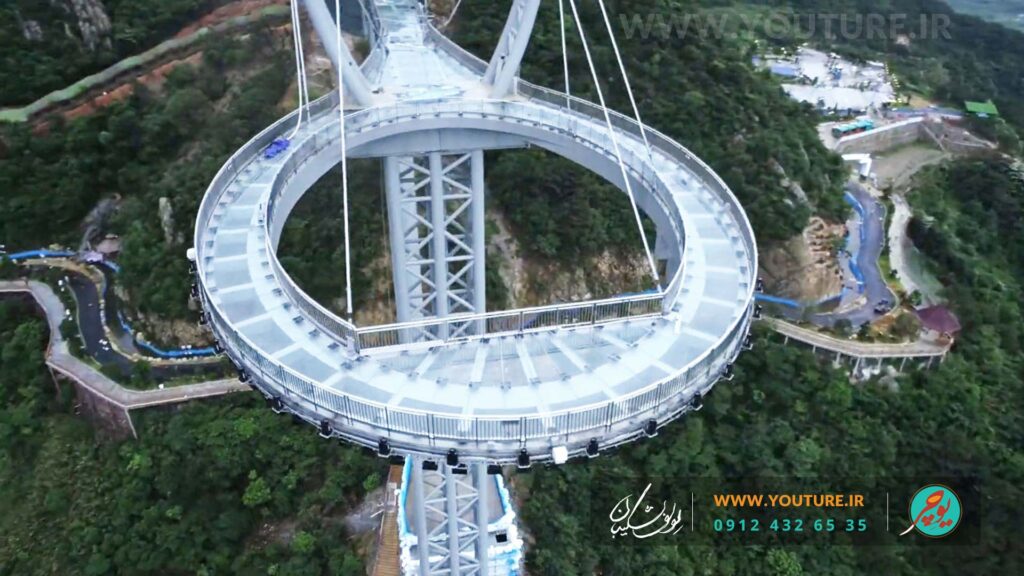 سکوی نمایش و پل معلق شیشه ای